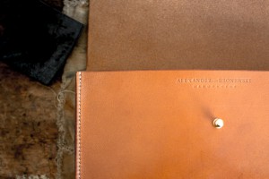 Cognac farbene Clutch Lederhandtasche handvernäht 